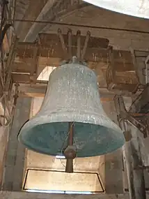 La cloche de volée no&nbsp;2 Charles, note : La#2 (2&nbsp;880&nbsp;kg, Ø 152 cm).