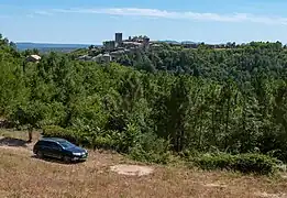 Le village de Montréal vu depuis Largentière, lieu de tournage d'une courte séquence lors de La Complainte de Bouvier l'éventreur.