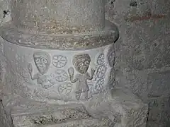 Pied de colonne sculpté.