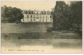 Carte postale ancienne en sépia et blanc représentant un château en arrière-plan d'une pièce d'eau et d'un parc.