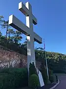 La Croix de Lorraine érigée en souvenir du débarquement du 16 août 1944.