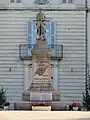 Le monument aux morts (devant la mairie).