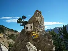 Photgraphie d'une stèle dans la montée d'un col.