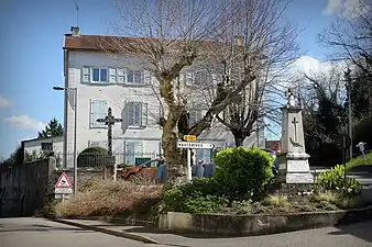 Vue sur le monument aux morts.