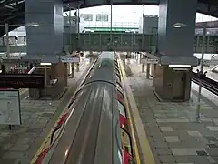 Vue vers le nord depuis la passerelle sur les quais 3 et 4, desservant la voie centrale.