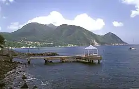 Morne Plat Pays en arrière-plan, entre le morne Canot à gauche et le morne La Falaise au centre.