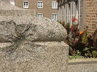 Impact de balle sur le piédestal du monument.