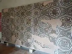 Photo d'une mosaïque antique reconstituée.