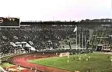 Photographie d'un stade de football, vu de haut. On voit les tribunes à gauche et la pelouse à droite.