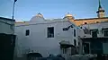 Vue de la mosquée montrant au fond le minaret de la mosquée Saheb Ettabaâ