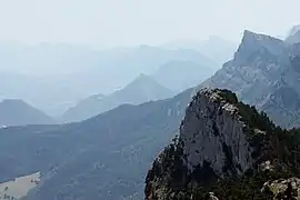 Chaîne de montagnes dans la brume.