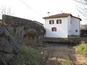 Ancien moulin sur la Bidouze à Arros (XVe – XVIe&nbsp;siècle).