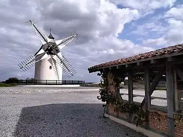 Le moulin et l'abri du four à pain