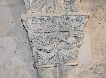 Détail des sculptures d'un chapiteau.