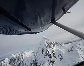 Vue aérienne du sommet.