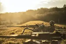 Fantassin du 35e&nbsp;régiment d'infanterie tenant une mitrailleuse lourde 12,7.