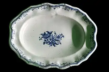 Plat oblong en camaïeu bleu à bouquet centré.