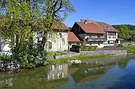 Le Doubs traversant le centre du village.