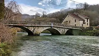 Le pont du XVIe&nbsp;siècle sur la Loue.