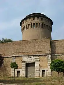 Photo de la tour Saint-Jean à partir de son pied prise en dehors des frontières du Vatican.