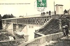 En 1909, une passerelle en bois dans le treillis métallique permet de traverser sous la chaussée.