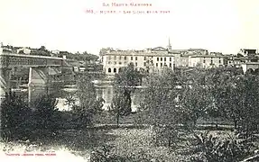 Vue depuis la rive droite sur le pont, l'ancien hôpital et le centre ville.