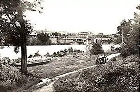 Vue panoramique depuis la rive droite sur le pont et le centre ville.