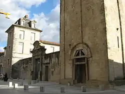Entrée de la cour de l'Évêché et de la tour Saint-Benoît du IXe&nbsp;siècle.