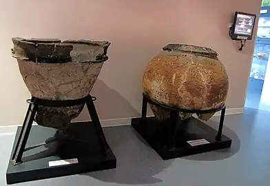 Cuvier en terre cuite (à gauche, découvert sur la commune de Sanguinet) et grande jarre en terre cuite (à droite, découverte sur le site de Losa).