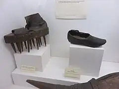 Chaussure «&nbsp;écrase châtaigne&nbsp;» et galoche