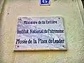Plaque en marbre indiquant le musée en français.