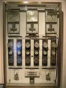 Photo d'un tableau de diffusion de l'heure, 1934.