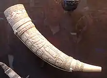 Défense d'éléphant sculptée représentant l'Ascension, Sicile, fin du XIe&nbsp;siècle.