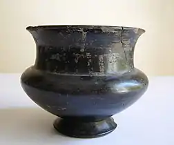 Verre à boisson à panse en S ou panse dite globulaire de la tombe B/1928. Céramique actuellememt conservée et exposée au Musée Archéologique de la Villa Mirabello, à Varèse, en Lombardie.