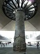 Fontaine gravée supportant le parapluie