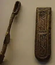 Artefacts germaniques (lombards) en fer (déformés par la rouille) damasquinés avec or et argent, Ve – VIIe&nbsp;siècles.