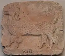 Plaque en terre cuite de mušhuššu, v. 800-500 av. J.-C. British Museum.