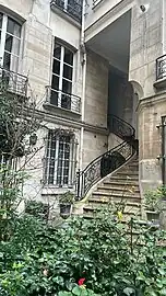 Rampe d'escalier en fer forgé.