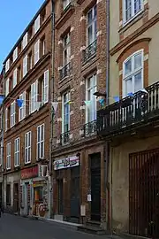 no&nbsp;83 : façade de l'immeuble.