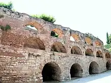 Mur de soutènement du château construit au XVIIIe siècle.