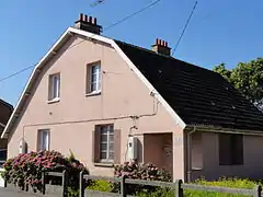 Des habitations groupées par deux.