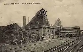 La fosse no&nbsp;1 - 1 bis au début du XXe&nbsp;siècle. À gauche, le puits no&nbsp;1, à droite, le puits no&nbsp;1 bis.