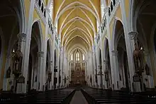 Vue de la nef avec ses statues.