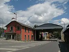 Un des vestiges de l'aire douanière espagnole vus en direction du pont international.