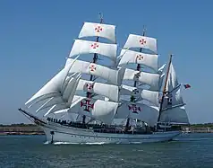 Le clipper Sagres III à voiles carrées sur les mâts avants