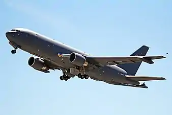 Un KC-46 gris foncé peu après son décollage.