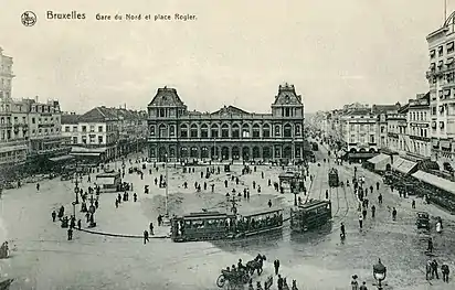 La place au début du XXe&nbsp;siècle, avec l'ancienne gare du Nord et les tramways.
