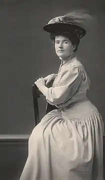 Lucia Chamberlain&nbsp;(en), écrivaine, photographiée par Zaida Ben-Yusuf en 1908.