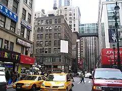 32e&nbsp;rue depuis Greeley Square.