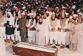 Prière funéraire pour :Syed Shujaat Ali Qadri (en) à Karachi, 1er février 1993.